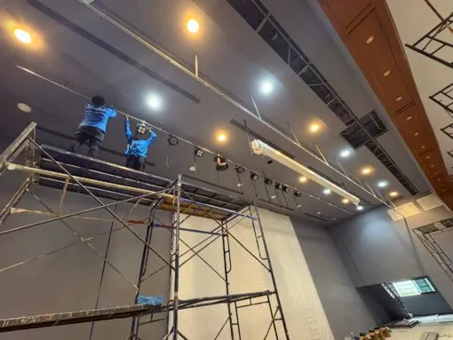 ทีมช่าง Zeuscorp กำลังติดตั้งไฟ Moving Head และ LED Par เพื่อรองรับงานกิจกรรมนักเรียน ณ เซนต์โยเซฟ บางนา