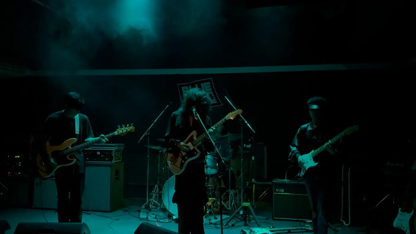 การเขียนโปรแกรมควบคุมไฟ (Lighting Programming) ให้เข้ากับจังหวะดนตรี ณ Blueprint Live House โดย Zeuscorp