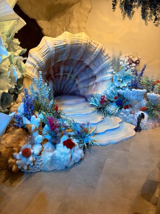 การทดสอบความสว่างของโปรเจคเตอร์และการปรับโทนแสงสีให้เข้ากับธีมร้านคาราวะซูชิ โดยทีมงาน Zeuscorp