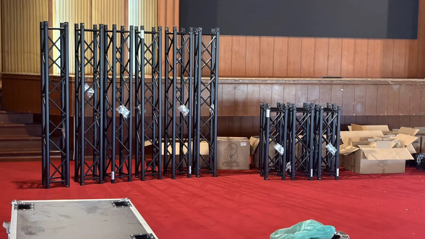 การติดตั้งโครงสร้างแขวนไฟและรอกไฟฟ้ามาตรฐานความปลอดภัย ณ ห้องประชุมสำนักงานเทศบาลโคกตูม โดย Zeuscorp