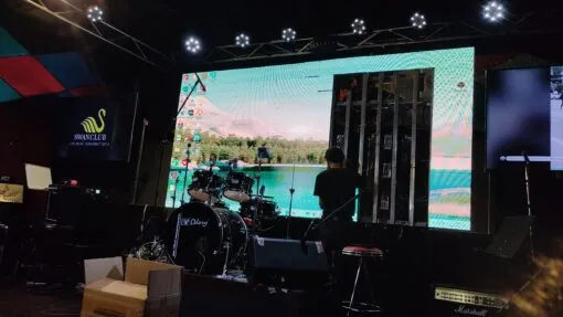 การทดสอบระบบภาพและกราฟิก Visual บนจอ LED Wall ภายในร้าน SWANCLUB ชั้นล่าง โดย Zeuscorp