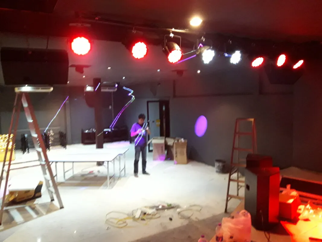ทีมช่าง Zeuscorp กำลังติดตั้งไฟ Moving Head และไฟพาร์ LED เพื่อสร้างบรรยากาศใน ริคโค่ผับ