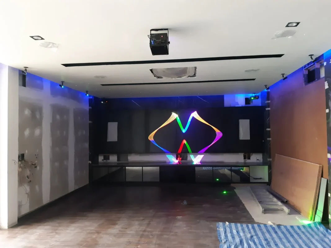 การทดสอบระบบไฟพาร์ LED และเอฟเฟกต์แสงสีให้เข้ากับจังหวะดนตรีในงาน Private Party โดย Zeuscorp