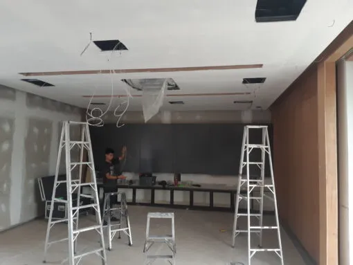 การเตรียมติดตั้งระบบไฟและอุปกรณ์แสงสีสำหรับงานเลี้ยงส่วนตัว (Private Party) โดยทีมงาน Zeuscorp