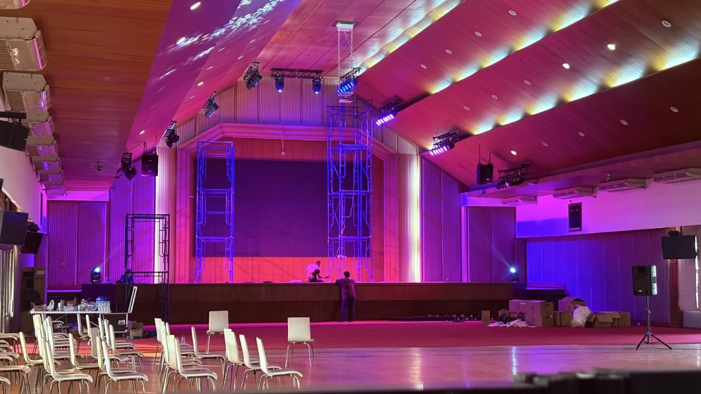 การทดสอบระบบควบคุมไฟเวทีและปรับมุมแสงสว่างให้ครอบคลุมพื้นที่หอประชุมสำนักงานเทศบาลโคกตูม