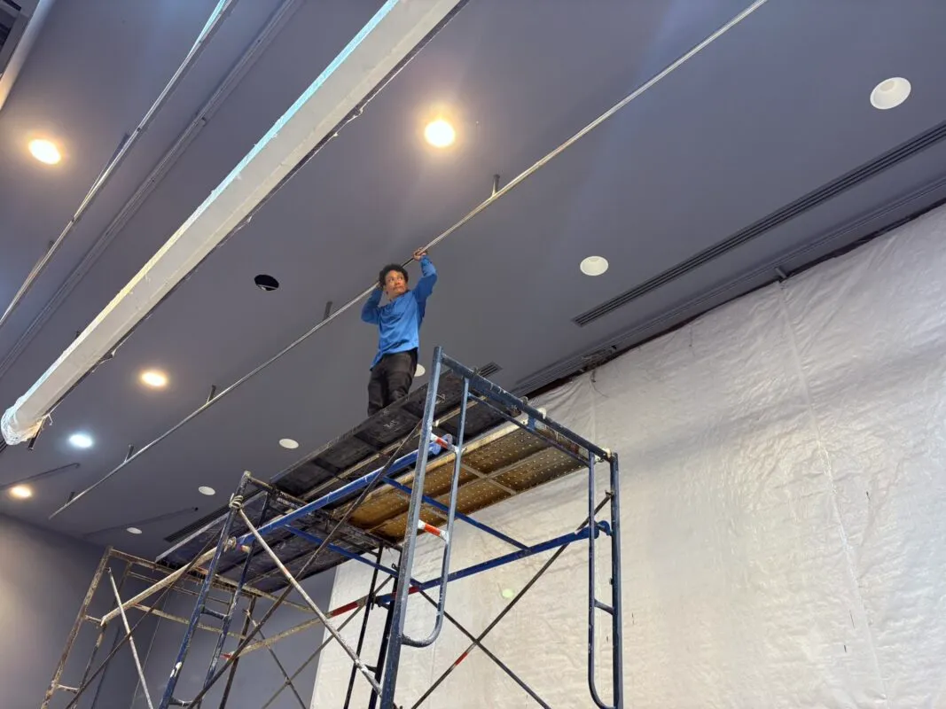 การโปรแกรมระบบควบคุมไฟเวทีและเซ็ตติ้งฉากแสงสีสำหรับงานแสดงโรงเรียนเซนต์โยเซฟ บางนา โดยทีมงาน Zeuscorp