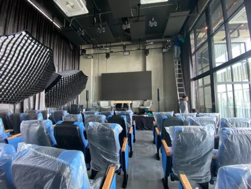 ทีมช่าง Zeuscorp กำลังดำเนินการติดตั้งโคมไฟเวทีและระบบกระจายสัญญาณไฟ ณ ห้องสตูดิโอ/หอประชุม UHAS