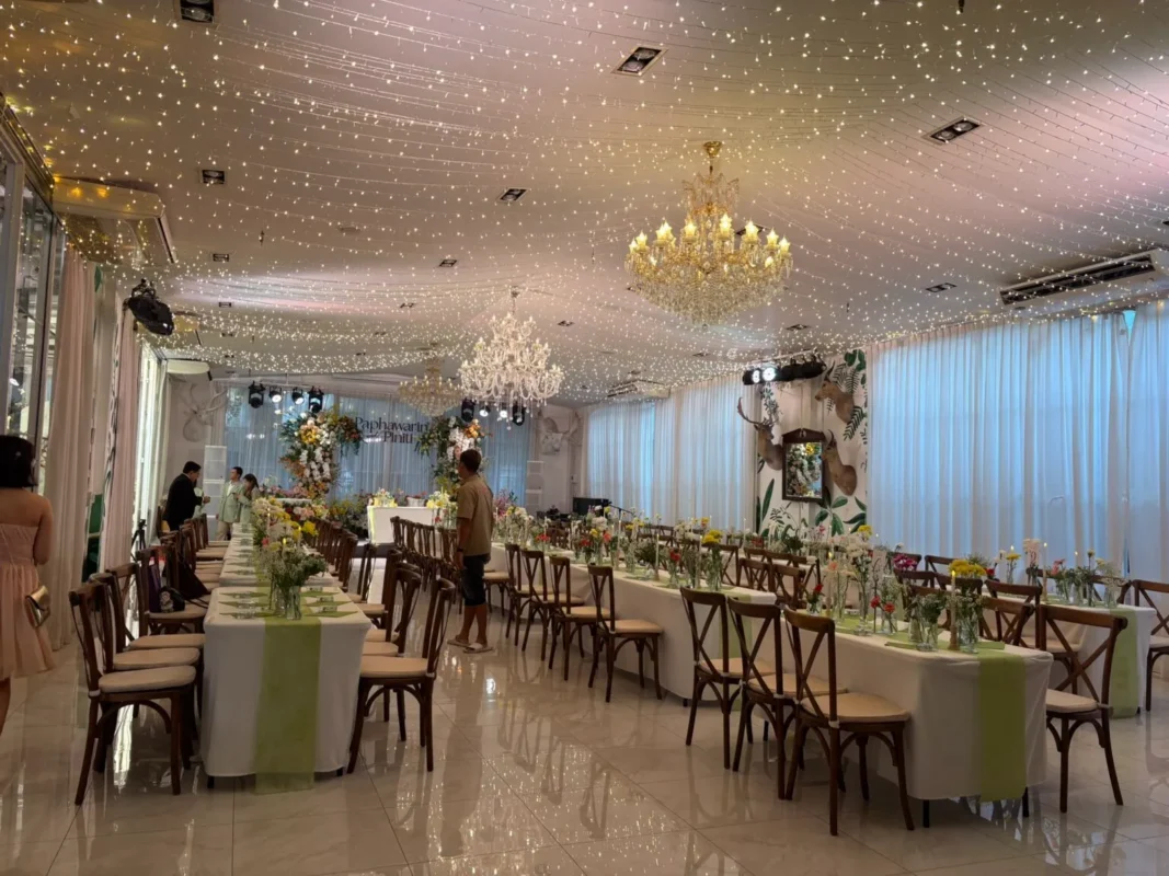 ทีมช่าง Zeuscorp กำลังติดตั้งไฟสตูความละเอียดสูงและไฟตกแต่งเพื่อรองรับงานถ่ายทำ ณ Tango Woods Studio