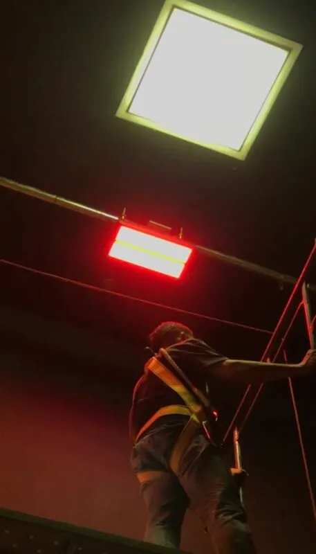 ทีมช่าง Zeuscorp กำลังติดตั้งไฟพาร์ LED และ Moving Head สำหรับงานละครเวทีและกิจกรรม ณ โรงเรียน ASB