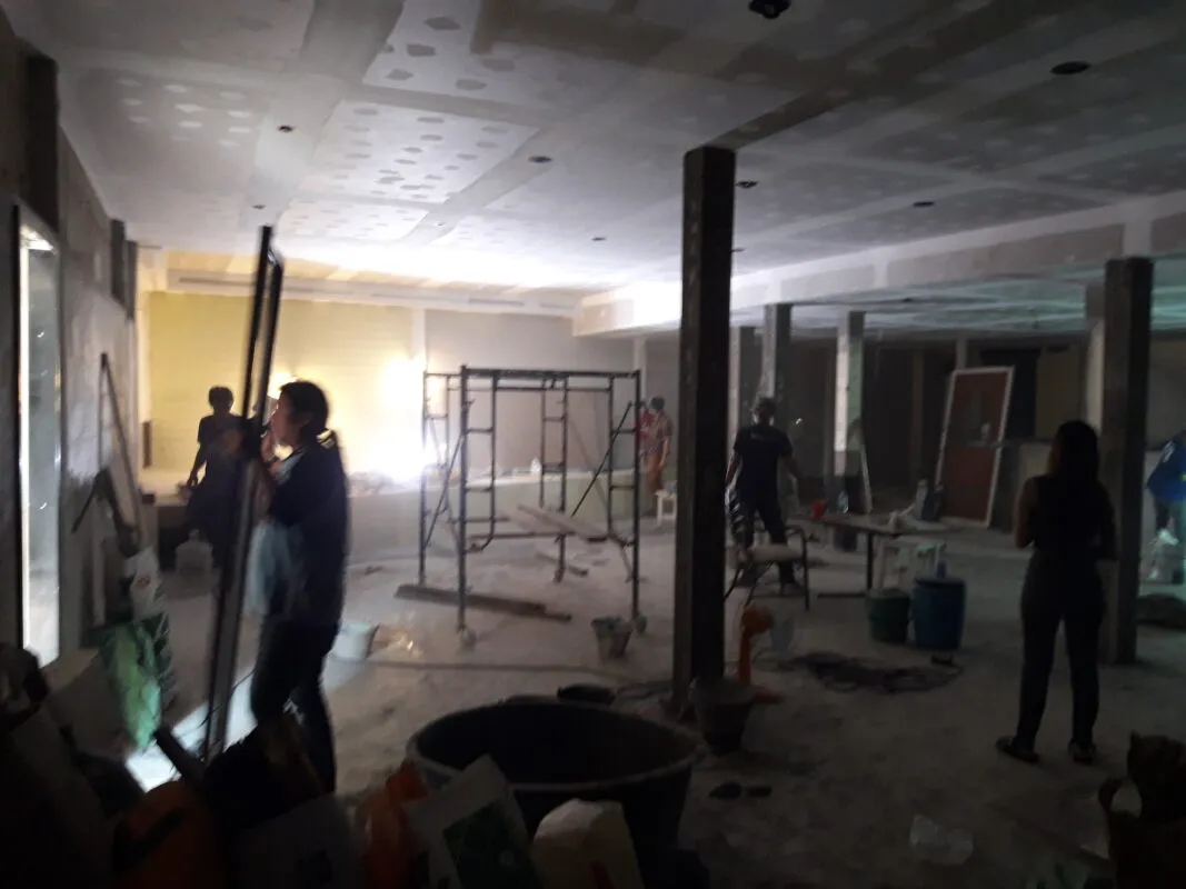 การติดตั้งโครงสร้าง Truss และจุดแขวนไฟเวทีภายในร้าน ริคโค่ผับ โดยทีมงาน Zeuscorp