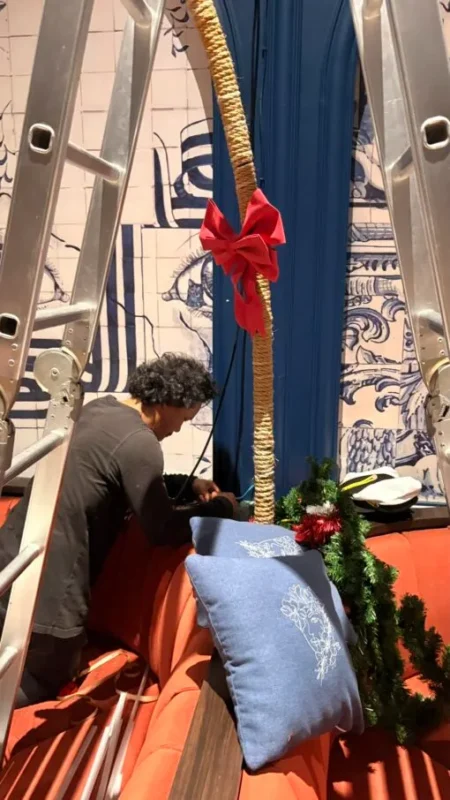 ทีมงาน Zeuscorp ติดตั้งระบบไฟตกแต่งและไฟเวทีที่ Pastel Rooftop Bar เพื่อสร้างบรรยากาศสุดพิเศษ