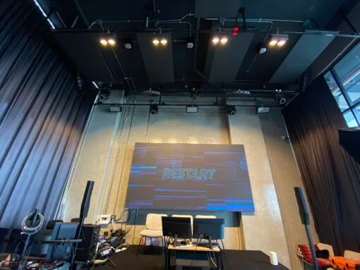 การทดสอบโปรแกรมแสงสีและฉากไฟ (Lighting Scenes) เพื่อรองรับการใช้งานที่หลากหลาย ณ UHAS โดยทีมงาน Zeuscorp