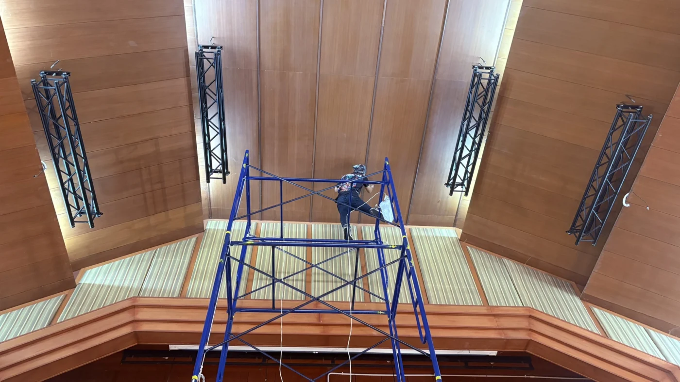 ทีมช่าง Zeuscorp กำลังติดตั้งไฟพาร์ LED และไฟส่องสว่างหน้าเวทีสำหรับงานพิธีการ ณ เทศบาลโคกตูม