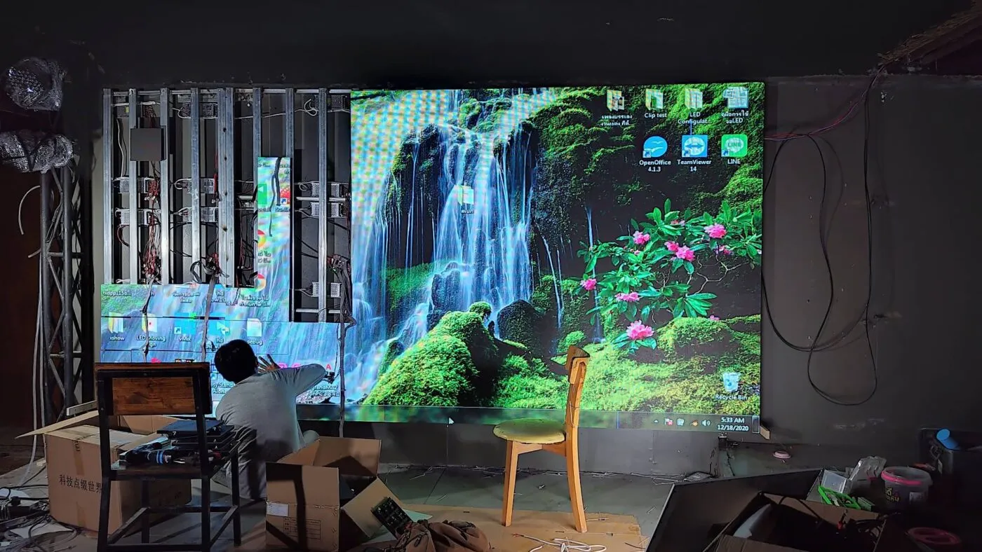 ขั้นตอนทดสอบภาพจอ LED Wall ขนาดใหญ่ภายในร้าน SWANCLUB โดยทีมงาน zeuscorp