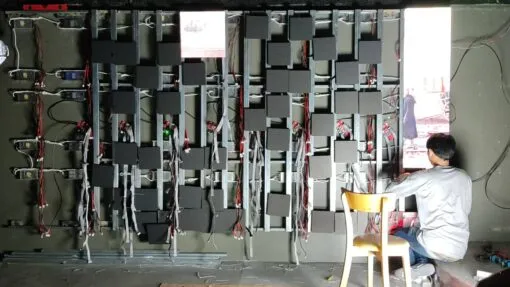 ทีมงาน zeuscorp กำลังติดตั้งโครงสร้างและเดินระบบหลังจอ LED Display ภายในร้าน SWANCLUB