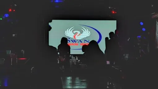 จอ LED Indoor ที่ติดตั้งโดย zeuscorp ภายในร้าน SWANCLUB แสดงโลโก้ร้านบนเวทีหลัก