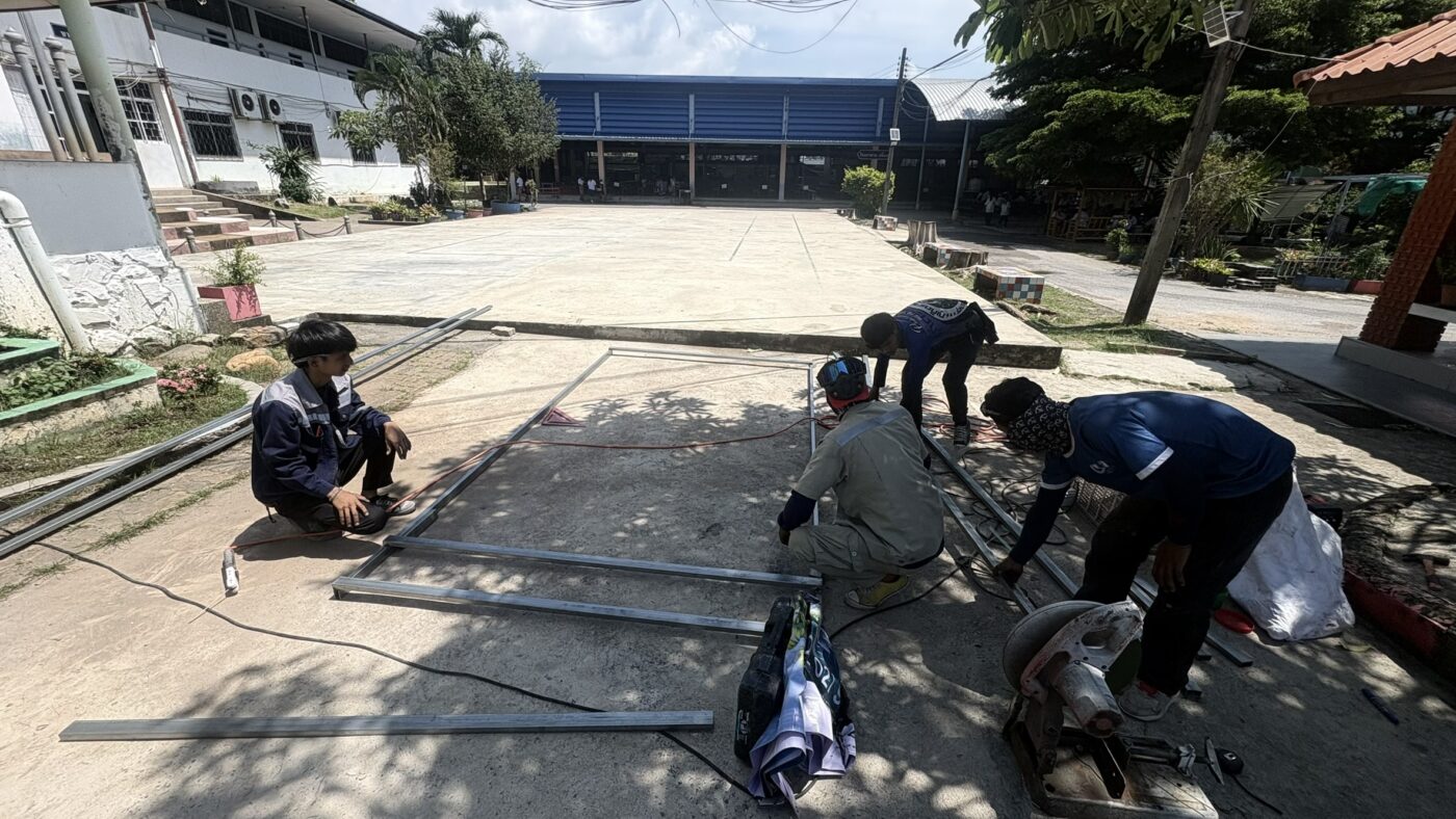 การติดตั้งโครงสร้างเหล็กและจุดยึดจอ LED มาตรฐานความปลอดภัย ณ โรงเรียนบ้านเกาะสิเหร่ ภูเก็ต โดย Zeuscorp