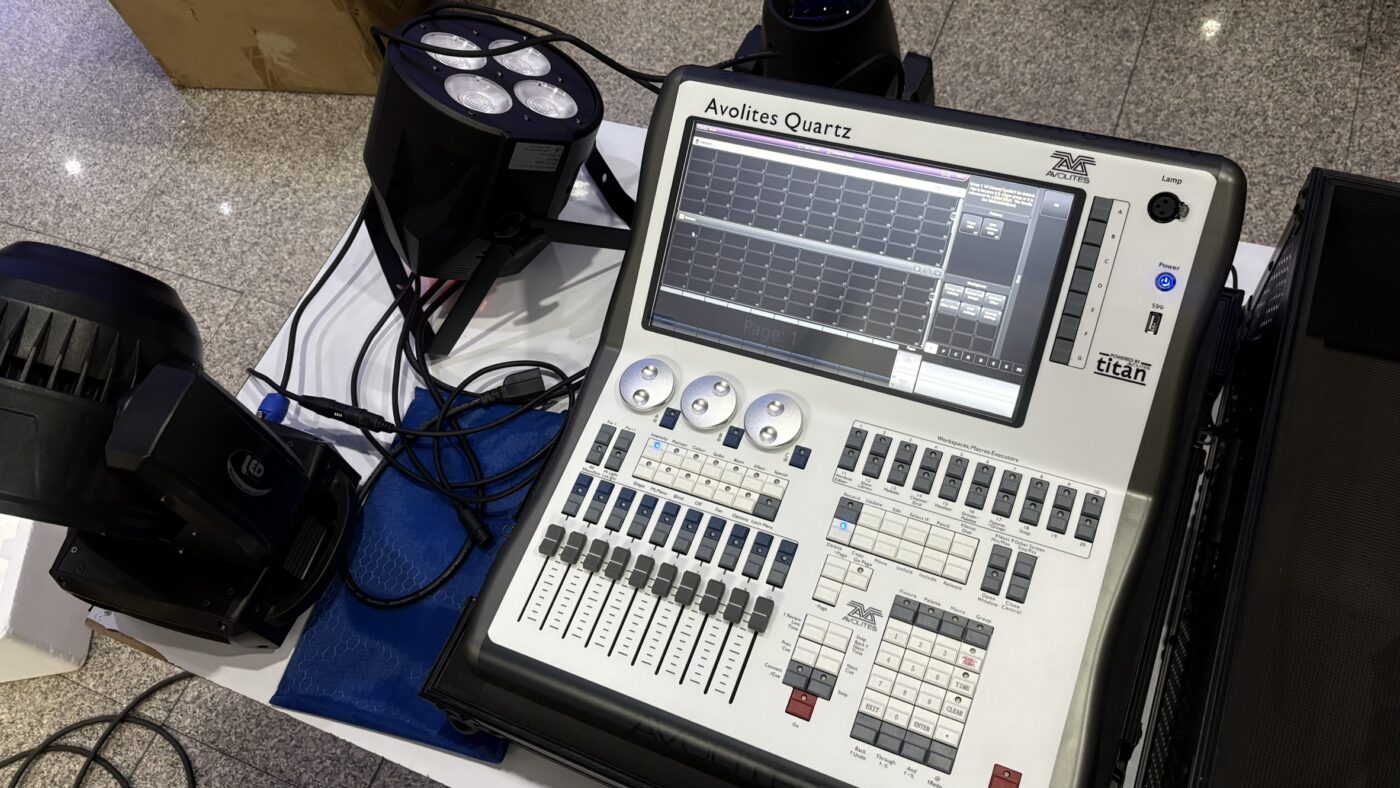 การโปรแกรมระบบควบคุมไฟเวที (DMX Lighting Control) และการตั้งค่าฉากการแสดง ณ หอประชุมโรงเรียน RAIS โดย Zeuscorp