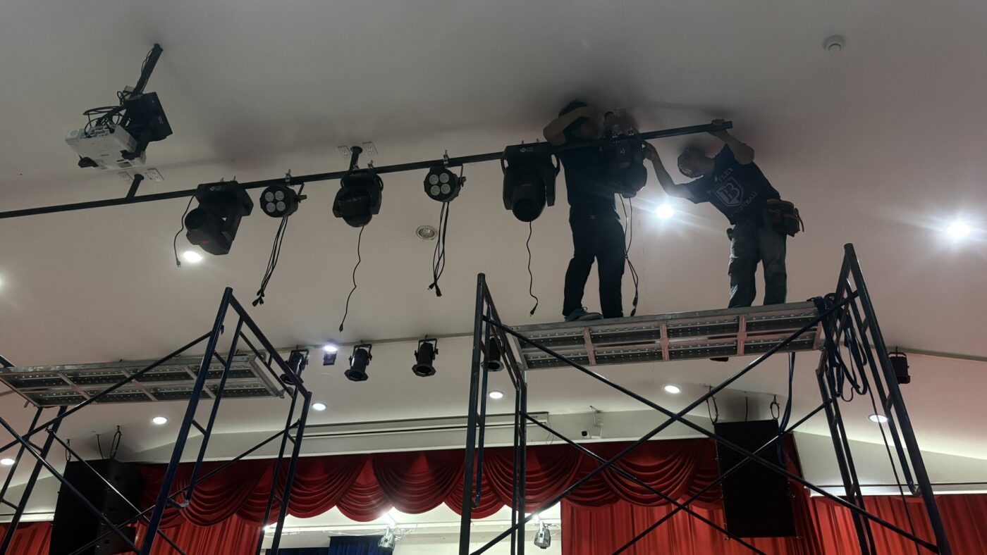 ทีมช่าง Zeuscorp กำลังติดตั้งไฟ Moving Head และ LED Par ส่องสว่างสำหรับงานแสดงและพิธีการ ณ โรงเรียนนานาชาติ RAIS
